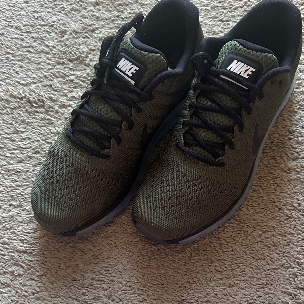 Nike Men's Green Athletic Sneakers